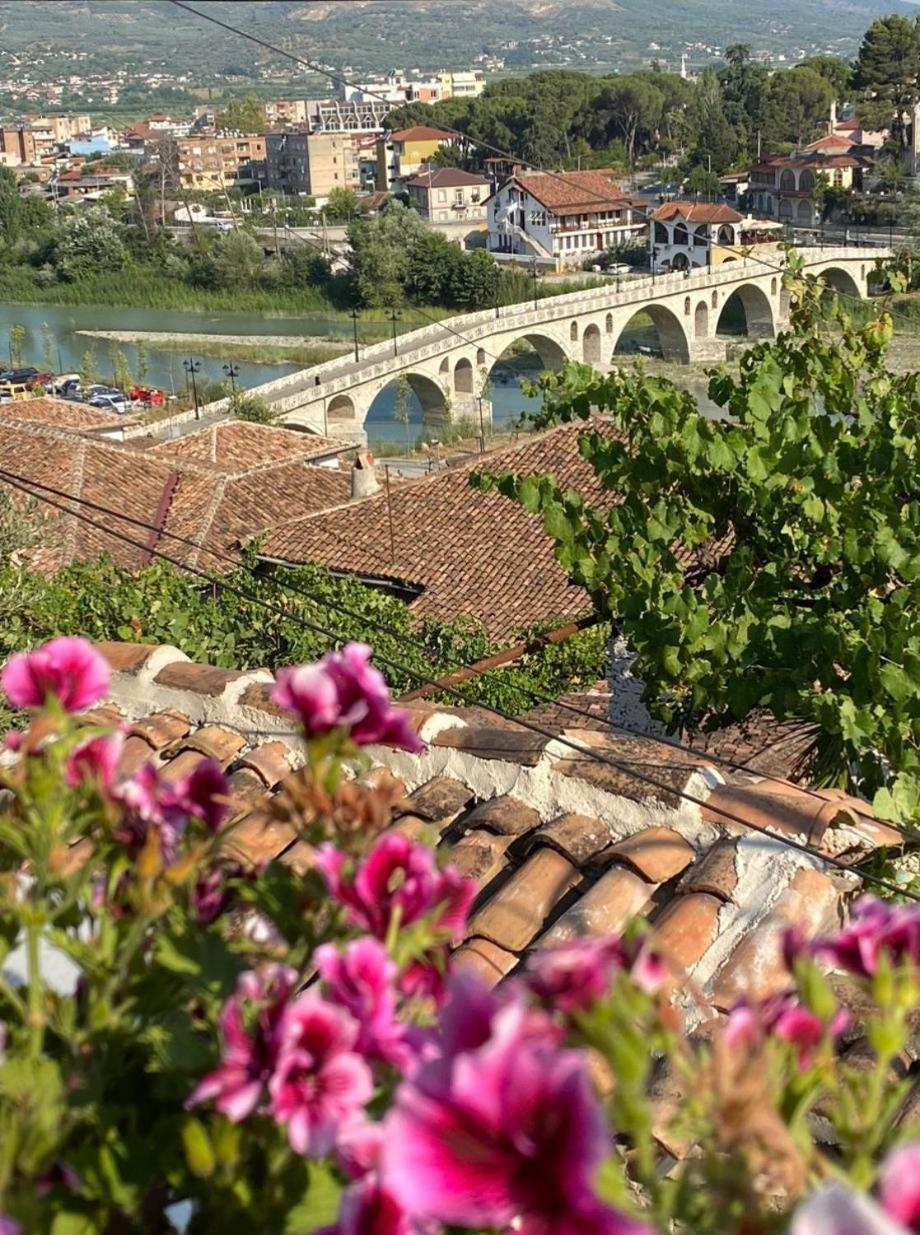 Oda E Skulptorit-Unesco Quarter Berat Extérieur photo