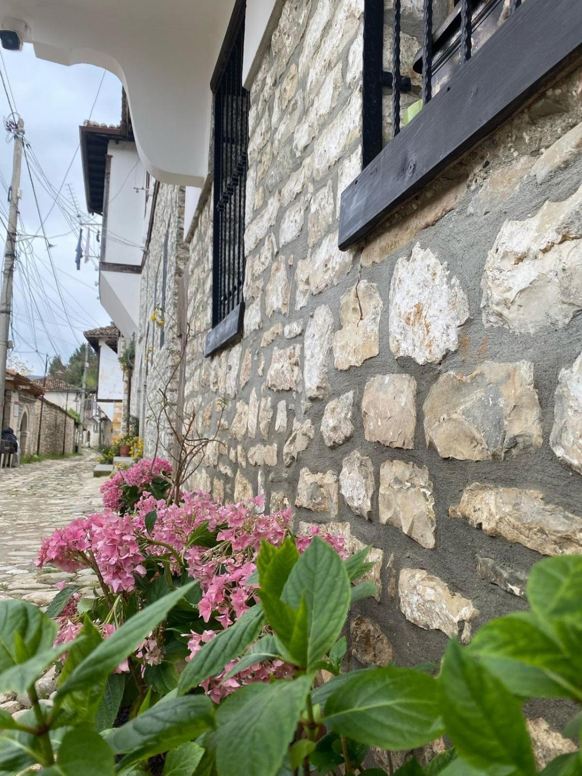 Oda E Skulptorit-Unesco Quarter Berat Extérieur photo