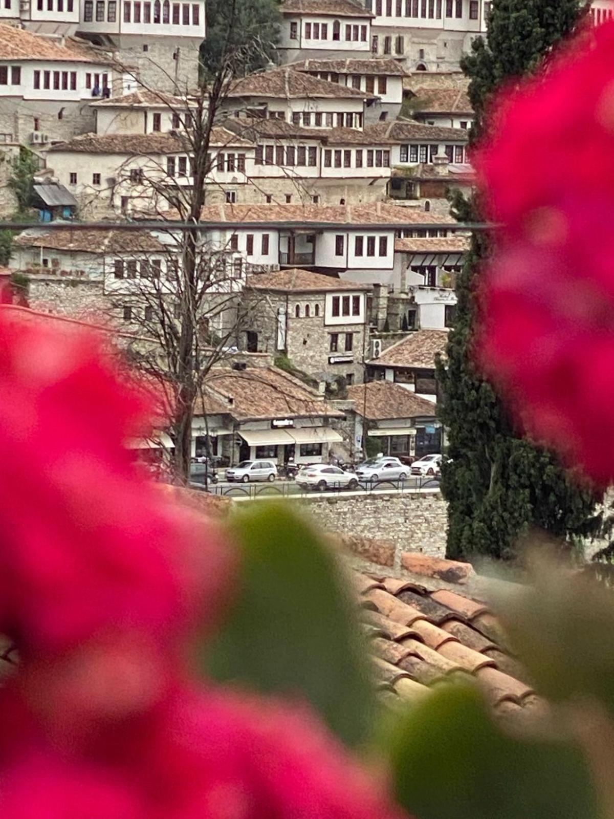 Oda E Skulptorit-Unesco Quarter Berat Extérieur photo