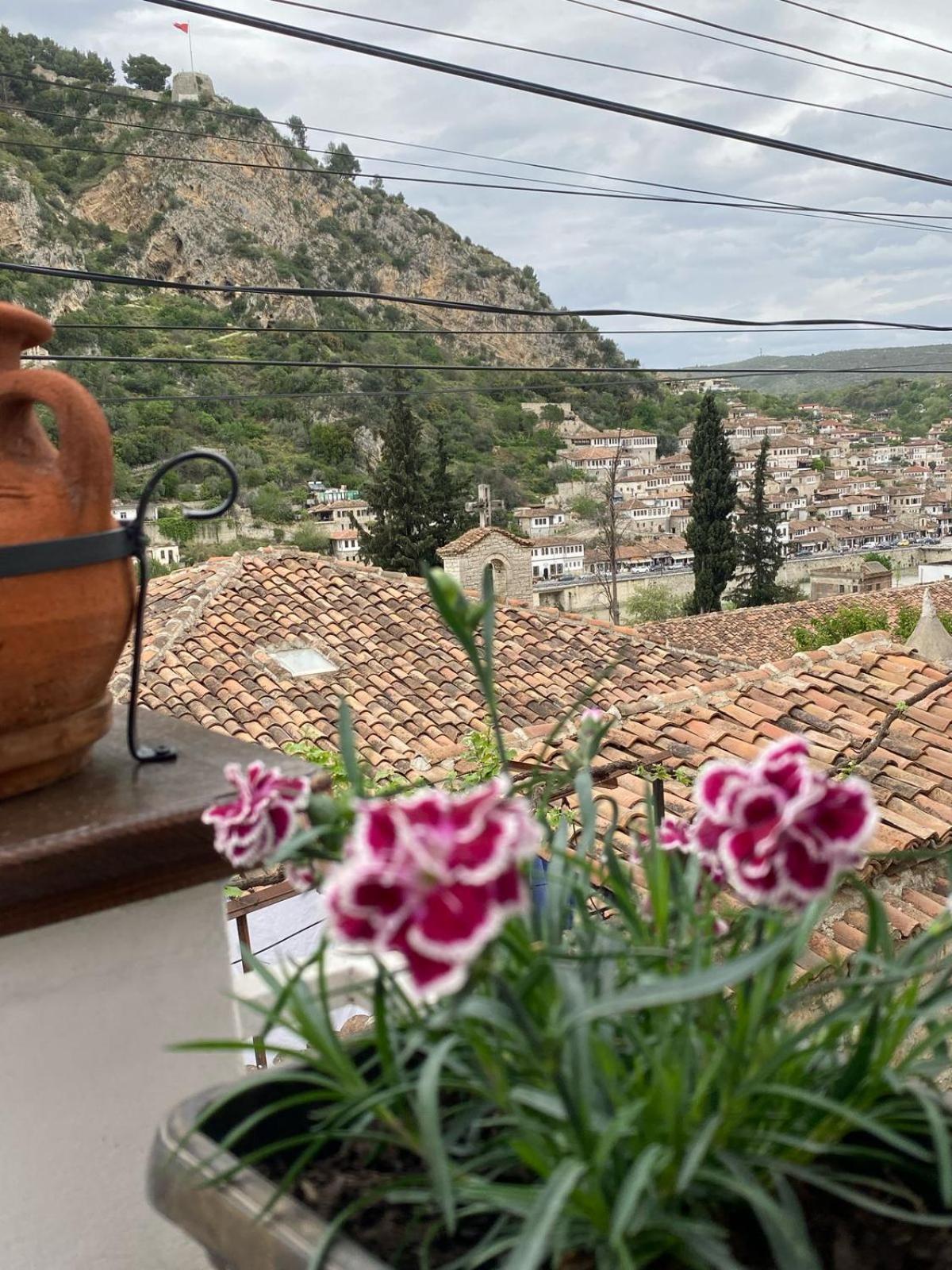 Oda E Skulptorit-Unesco Quarter Berat Extérieur photo